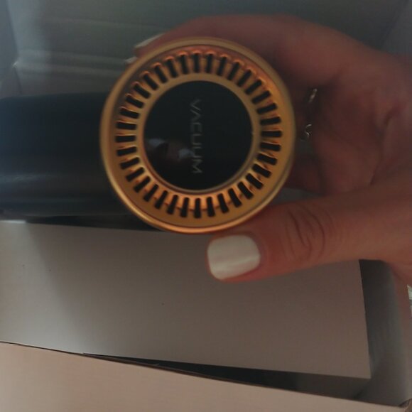 BRAND new small handheld portable vacuum cleaner - Picture 3 of 11